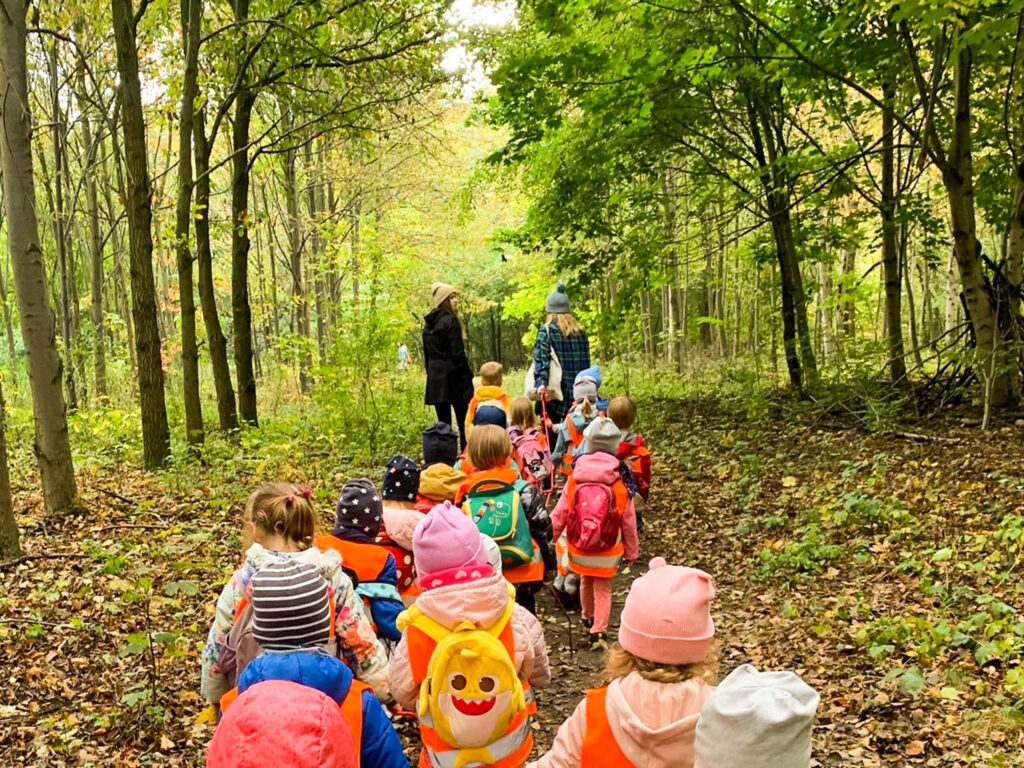 Dzieci na spacerze w lesie - Leśna Akademia - Przedszkole Montessori Poznań